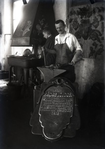 2_ Máday Izidor emléktáblájának készítése közben 1918-ban